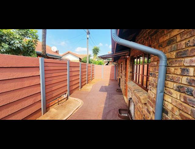 2 BEDROOM HOUSE FOR SALE IN THERESAPARK